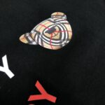 P75 💥BURBERRY 巴宝莉2025新款男士圆领短袖 情侣T恤 春夏新品 高品质 🔥🔥时尚百搭潮款 定制进口面料 穿着舒适 透气 时尚不失个性 上身休闲随性 帅气有型 彰显大牌气质。三标齐全！！ 颜色：黑色 白色 尺码：M-XXXL