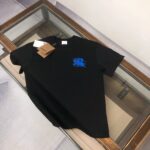 P75 🌟BUR*BERRY 巴宝莉 2025最新款情侣款圆领短袖 情侣T恤～ 春夏新品 高品质 🔥🔥时尚百搭潮款 定制进口面料 ！穿着舒适 透气 时尚不失个性 上身休闲随性 帅气有型 彰显大牌气质。三标齐全！！ 颜色：黑色 白色 尺码：M-XXXL