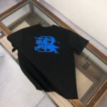 P75 🌟BUR*BERRY 巴宝莉 2025最新款情侣款圆领短袖 情侣T恤～ 春夏新品 高品质 🔥🔥时尚百搭潮款 定制进口面料 ！穿着舒适 透气 时尚不失个性 上身休闲随性 帅气有型 彰显大牌气质。三标齐全！！ 颜色：黑色 白色 尺码：M-XXXL