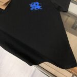 P75 🌟BUR*BERRY 巴宝莉 2025最新款情侣款圆领短袖 情侣T恤～ 春夏新品 高品质 🔥🔥时尚百搭潮款 定制进口面料 ！穿着舒适 透气 时尚不失个性 上身休闲随性 帅气有型 彰显大牌气质。三标齐全！！ 颜色：黑色 白色 尺码：M-XXXL