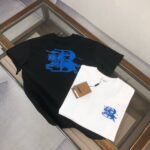 P75 🌟BUR*BERRY 巴宝莉 2025最新款情侣款圆领短袖 情侣T恤～ 春夏新品 高品质 🔥🔥时尚百搭潮款 定制进口面料 ！穿着舒适 透气 时尚不失个性 上身休闲随性 帅气有型 彰显大牌气质。三标齐全！！ 颜色：黑色 白色 尺码：M-XXXL
