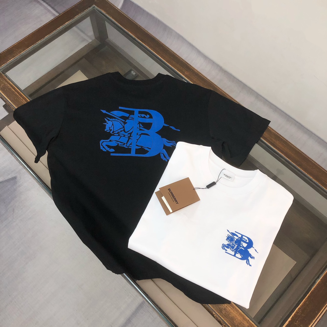 P75 🌟BUR*BERRY 巴宝莉 2025最新款情侣款圆领短袖 情侣T恤～ 春夏新品 高品质 🔥🔥时尚百搭潮款 定制进口面料 ！穿着舒适 透气 时尚不失个性 上身休闲随性 帅气有型 彰显大牌气质。三标齐全！！ 颜色：黑色 白色 尺码：M-XXXL