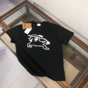 P75 🌟BUR*BERRY 巴宝莉 2025最新款情侣款圆领短袖 情侣T恤～ 春夏新品 高品质 🔥🔥时尚百搭潮款 定制进口面料 ！穿着舒适 透气 时尚不失个性 上身休闲随性 帅气有型 彰显大牌气质。三标齐全！！ 颜色：黑色 白色 尺码：M-XXXL