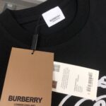 P75 🌟BUR*BERRY 巴宝莉 2025最新款情侣款圆领短袖 情侣T恤～ 春夏新品 高品质 🔥🔥时尚百搭潮款 定制进口面料 ！穿着舒适 透气 时尚不失个性 上身休闲随性 帅气有型 彰显大牌气质。三标齐全！！ 颜色：黑色 白色 尺码：M-XXXL