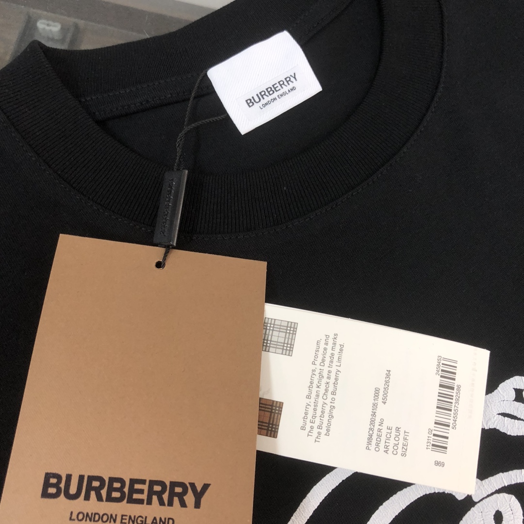 P75 🌟BUR*BERRY 巴宝莉 2025最新款情侣款圆领短袖 情侣T恤～ 春夏新品 高品质 🔥🔥时尚百搭潮款 定制进口面料 ！穿着舒适 透气 时尚不失个性 上身休闲随性 帅气有型 彰显大牌气质。三标齐全！！ 颜色：黑色 白色 尺码：M-XXXL