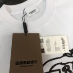 P75 🌟BUR*BERRY 巴宝莉 2025最新款情侣款圆领短袖 情侣T恤～ 春夏新品 高品质 🔥🔥时尚百搭潮款 定制进口面料 ！穿着舒适 透气 时尚不失个性 上身休闲随性 帅气有型 彰显大牌气质。三标齐全！！ 颜色：黑色 白色 尺码 M-XXXL
