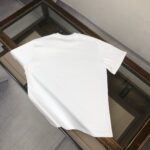 P75 🌟BUR*BERRY 巴宝莉 2025最新款情侣款圆领短袖 情侣T恤～ 春夏新品 高品质 🔥🔥时尚百搭潮款 定制进口面料 ！穿着舒适 透气 时尚不失个性 上身休闲随性 帅气有型 彰显大牌气质。三标齐全！！ 颜色：黑色 白色 尺码 M-XXXL