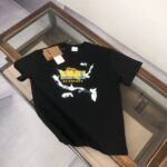 P75 🌟BUR*BERRY 巴宝莉 2025最新款情侣款圆领短袖 情侣T恤～ 春夏新品 高品质 🔥🔥时尚百搭潮款 定制进口面料 ！穿着舒适 透气 时尚不失个性 上身休闲随性 帅气有型 彰显大牌气质。三标齐全！！ 颜色：黑色 白色 尺码：M-XXXL