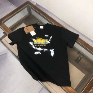 P75 🌟BUR*BERRY 巴宝莉 2025最新款情侣款圆领短袖 情侣T恤～ 春夏新品 高品质 🔥🔥时尚百搭潮款 定制进口面料 ！穿着舒适 透气 时尚不失个性 上身休闲随性 帅气有型 彰显大牌气质。三标齐全！！ 颜色：黑色 白色 尺码：M-XXXL