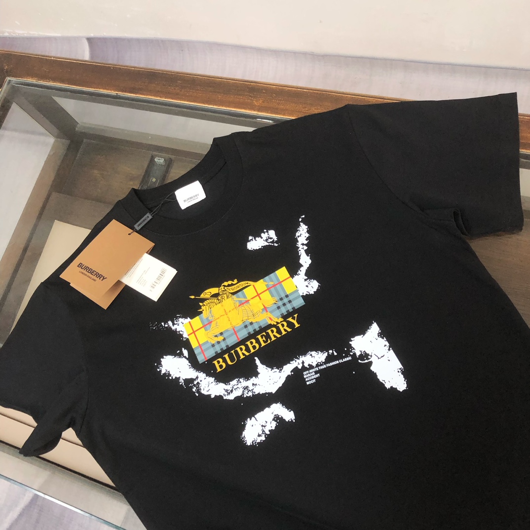 P75 🌟BUR*BERRY 巴宝莉 2025最新款情侣款圆领短袖 情侣T恤～ 春夏新品 高品质 🔥🔥时尚百搭潮款 定制进口面料 ！穿着舒适 透气 时尚不失个性 上身休闲随性 帅气有型 彰显大牌气质。三标齐全！！ 颜色：黑色 白色 尺码：M-XXXL