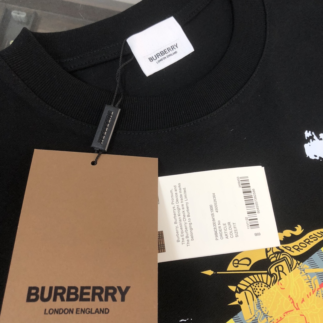 P75 🌟BUR*BERRY 巴宝莉 2025最新款情侣款圆领短袖 情侣T恤～ 春夏新品 高品质 🔥🔥时尚百搭潮款 定制进口面料 ！穿着舒适 透气 时尚不失个性 上身休闲随性 帅气有型 彰显大牌气质。三标齐全！！ 颜色：黑色 白色 尺码：M-XXXL