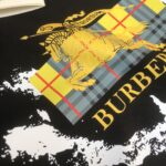 P75 🌟BUR*BERRY 巴宝莉 2025最新款情侣款圆领短袖 情侣T恤～ 春夏新品 高品质 🔥🔥时尚百搭潮款 定制进口面料 ！穿着舒适 透气 时尚不失个性 上身休闲随性 帅气有型 彰显大牌气质。三标齐全！！ 颜色：黑色 白色 尺码：M-XXXL