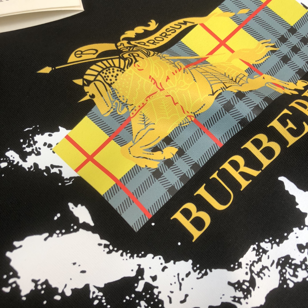P75 🌟BUR*BERRY 巴宝莉 2025最新款情侣款圆领短袖 情侣T恤～ 春夏新品 高品质 🔥🔥时尚百搭潮款 定制进口面料 ！穿着舒适 透气 时尚不失个性 上身休闲随性 帅气有型 彰显大牌气质。三标齐全！！ 颜色：黑色 白色 尺码：M-XXXL
