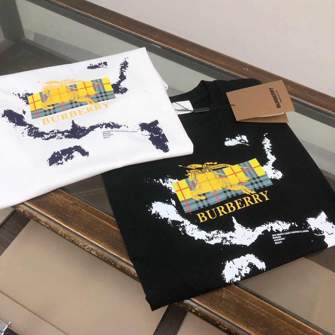 P75 🌟BUR*BERRY 巴宝莉 2025最新款情侣款圆领短袖 情侣T恤～ 春夏新品 高品质 🔥🔥时尚百搭潮款 定制进口面料 ！穿着舒适 透气 时尚不失个性 上身休闲随性 帅气有型 彰显大牌气质。三标齐全！！ 颜色：黑色 白色 尺码：M-XXXL