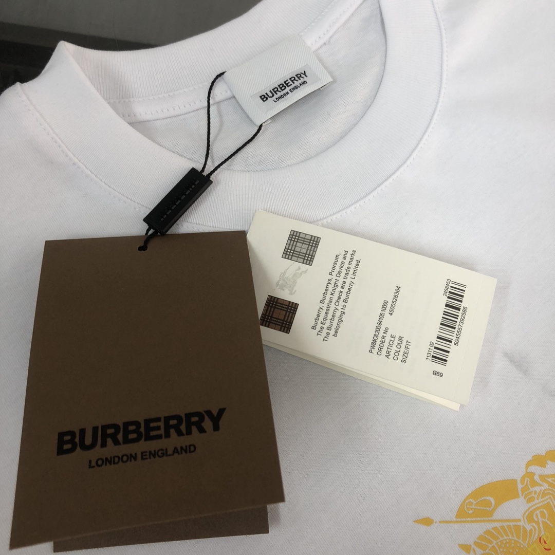 P75 🌟BUR*BERRY 巴宝莉 2025最新款情侣款圆领短袖 情侣T恤～ 春夏新品 高品质 🔥🔥时尚百搭潮款 定制进口面料 ！穿着舒适 透气 时尚不失个性 上身休闲随性 帅气有型 彰显大牌气质。三标齐全！！ 颜色：黑色 白色 尺码：M-XXXL