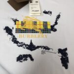 P75 🌟BUR*BERRY 巴宝莉 2025最新款情侣款圆领短袖 情侣T恤～ 春夏新品 高品质 🔥🔥时尚百搭潮款 定制进口面料 ！穿着舒适 透气 时尚不失个性 上身休闲随性 帅气有型 彰显大牌气质。三标齐全！！ 颜色：黑色 白色 尺码：M-XXXL