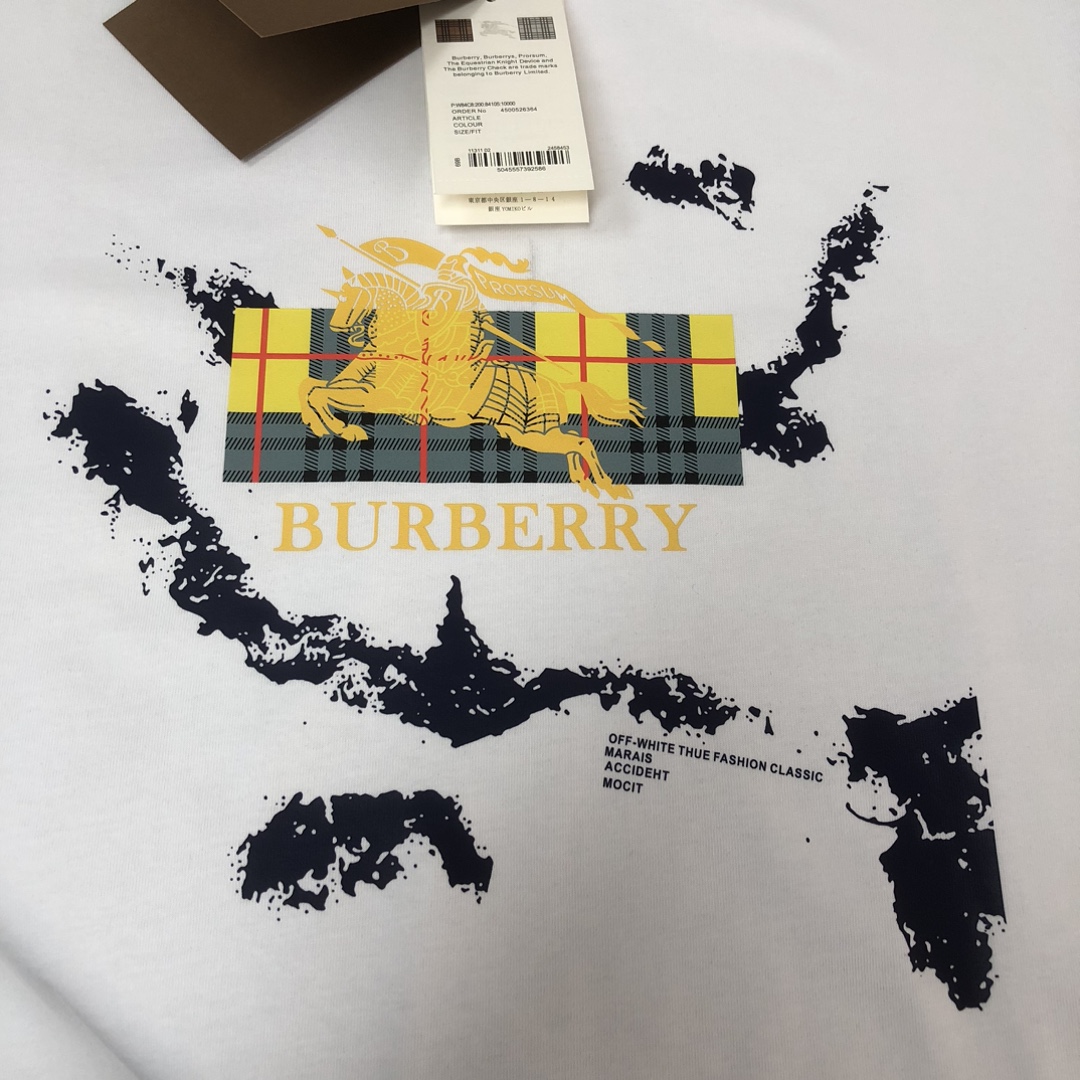 P75 🌟BUR*BERRY 巴宝莉 2025最新款情侣款圆领短袖 情侣T恤～ 春夏新品 高品质 🔥🔥时尚百搭潮款 定制进口面料 ！穿着舒适 透气 时尚不失个性 上身休闲随性 帅气有型 彰显大牌气质。三标齐全！！ 颜色：黑色 白色 尺码：M-XXXL
