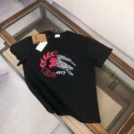 P75 🌟BUR*BERRY 巴宝莉 2025最新款情侣款圆领短袖 情侣T恤～ 春夏新品 高品质 🔥🔥时尚百搭潮款 定制进口面料 ！穿着舒适 透气 时尚不失个性 上身休闲随性 帅气有型 彰显大牌气质。三标齐全！！ 颜色：黑色 白色 尺码：M-XXXL