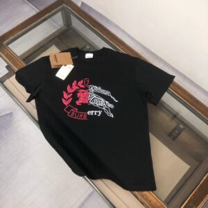 P75 🌟BUR*BERRY 巴宝莉 2025最新款情侣款圆领短袖 情侣T恤～ 春夏新品 高品质 🔥🔥时尚百搭潮款 定制进口面料 ！穿着舒适 透气 时尚不失个性 上身休闲随性 帅气有型 彰显大牌气质。三标齐全！！ 颜色：黑色 白色 尺码：M-XXXL