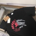 P75 🌟BUR*BERRY 巴宝莉 2025最新款情侣款圆领短袖 情侣T恤～ 春夏新品 高品质 🔥🔥时尚百搭潮款 定制进口面料 ！穿着舒适 透气 时尚不失个性 上身休闲随性 帅气有型 彰显大牌气质。三标齐全！！ 颜色：黑色 白色 尺码：M-XXXL