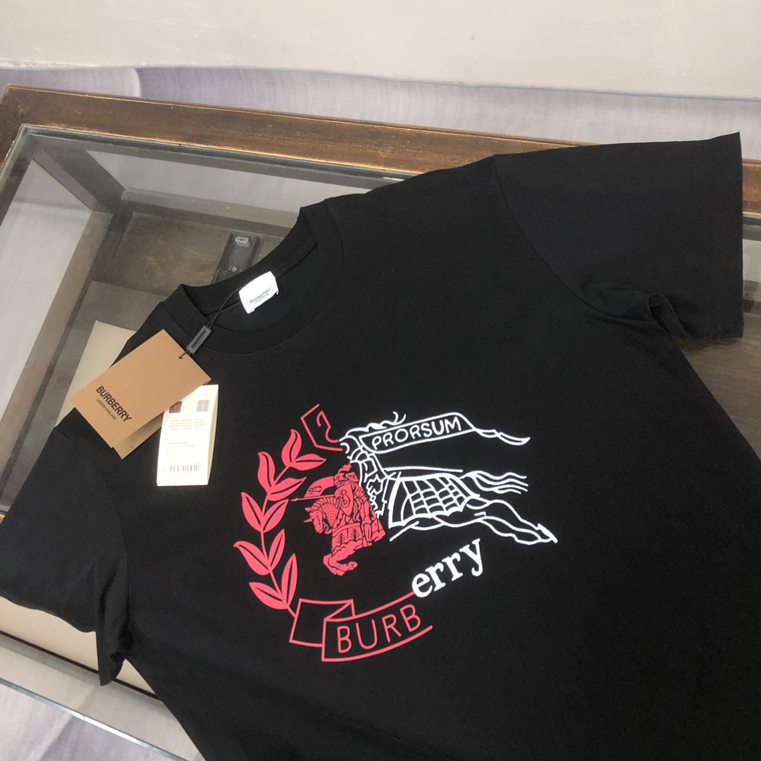 P75 🌟BUR*BERRY 巴宝莉 2025最新款情侣款圆领短袖 情侣T恤～ 春夏新品 高品质 🔥🔥时尚百搭潮款 定制进口面料 ！穿着舒适 透气 时尚不失个性 上身休闲随性 帅气有型 彰显大牌气质。三标齐全！！ 颜色：黑色 白色 尺码：M-XXXL