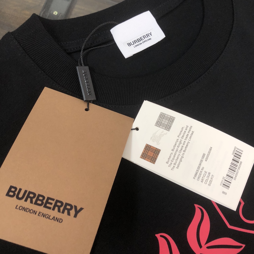 P75 🌟BUR*BERRY 巴宝莉 2025最新款情侣款圆领短袖 情侣T恤～ 春夏新品 高品质 🔥🔥时尚百搭潮款 定制进口面料 ！穿着舒适 透气 时尚不失个性 上身休闲随性 帅气有型 彰显大牌气质。三标齐全！！ 颜色：黑色 白色 尺码：M-XXXL