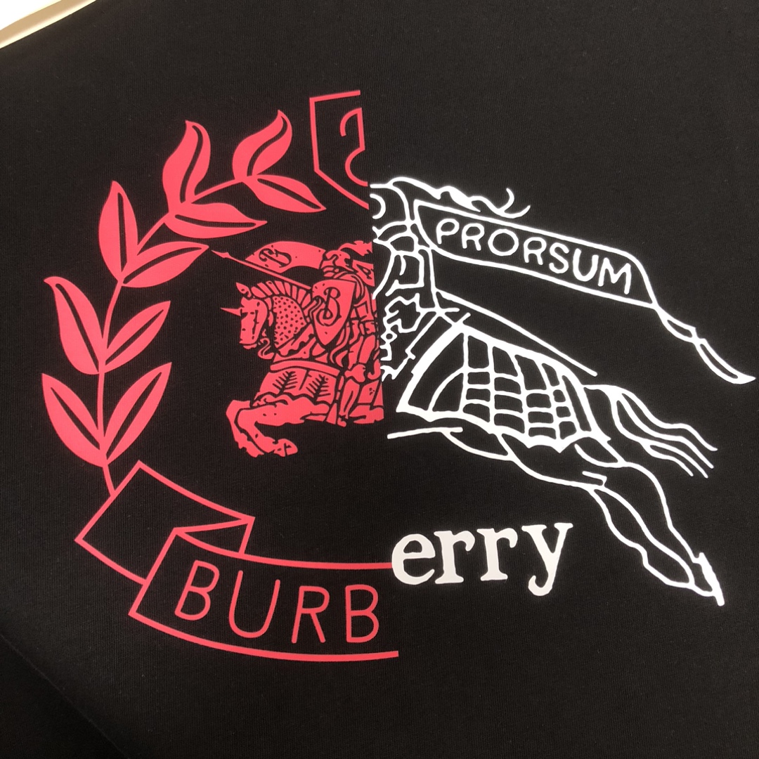 P75 🌟BUR*BERRY 巴宝莉 2025最新款情侣款圆领短袖 情侣T恤～ 春夏新品 高品质 🔥🔥时尚百搭潮款 定制进口面料 ！穿着舒适 透气 时尚不失个性 上身休闲随性 帅气有型 彰显大牌气质。三标齐全！！ 颜色：黑色 白色 尺码：M-XXXL