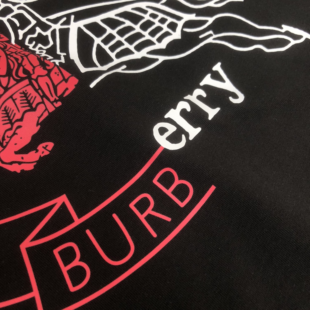 P75 🌟BUR*BERRY 巴宝莉 2025最新款情侣款圆领短袖 情侣T恤～ 春夏新品 高品质 🔥🔥时尚百搭潮款 定制进口面料 ！穿着舒适 透气 时尚不失个性 上身休闲随性 帅气有型 彰显大牌气质。三标齐全！！ 颜色：黑色 白色 尺码：M-XXXL