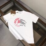 P75 🌟BUR*BERRY 巴宝莉 2025最新款情侣款圆领短袖 情侣T恤～ 春夏新品 高品质 🔥🔥时尚百搭潮款 定制进口面料 ！穿着舒适 透气 时尚不失个性 上身休闲随性 帅气有型 彰显大牌气质。三标齐全！！ 颜色：黑色 白色 尺码：M-XXXL