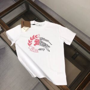 P75 🌟BUR*BERRY 巴宝莉 2025最新款情侣款圆领短袖 情侣T恤～ 春夏新品 高品质 🔥🔥时尚百搭潮款 定制进口面料 ！穿着舒适 透气 时尚不失个性 上身休闲随性 帅气有型 彰显大牌气质。三标齐全！！ 颜色：黑色 白色 尺码：M-XXXL