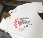 P75 🌟BUR*BERRY 巴宝莉 2025最新款情侣款圆领短袖 情侣T恤～ 春夏新品 高品质 🔥🔥时尚百搭潮款 定制进口面料 ！穿着舒适 透气 时尚不失个性 上身休闲随性 帅气有型 彰显大牌气质。三标齐全！！ 颜色：黑色 白色 尺码：M-XXXL