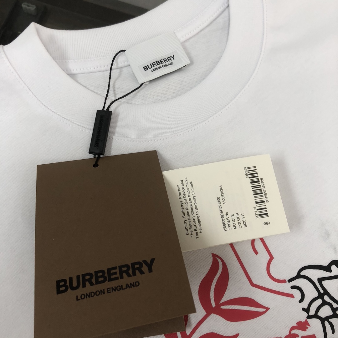 P75 🌟BUR*BERRY 巴宝莉 2025最新款情侣款圆领短袖 情侣T恤～ 春夏新品 高品质 🔥🔥时尚百搭潮款 定制进口面料 ！穿着舒适 透气 时尚不失个性 上身休闲随性 帅气有型 彰显大牌气质。三标齐全！！ 颜色：黑色 白色 尺码：M-XXXL
