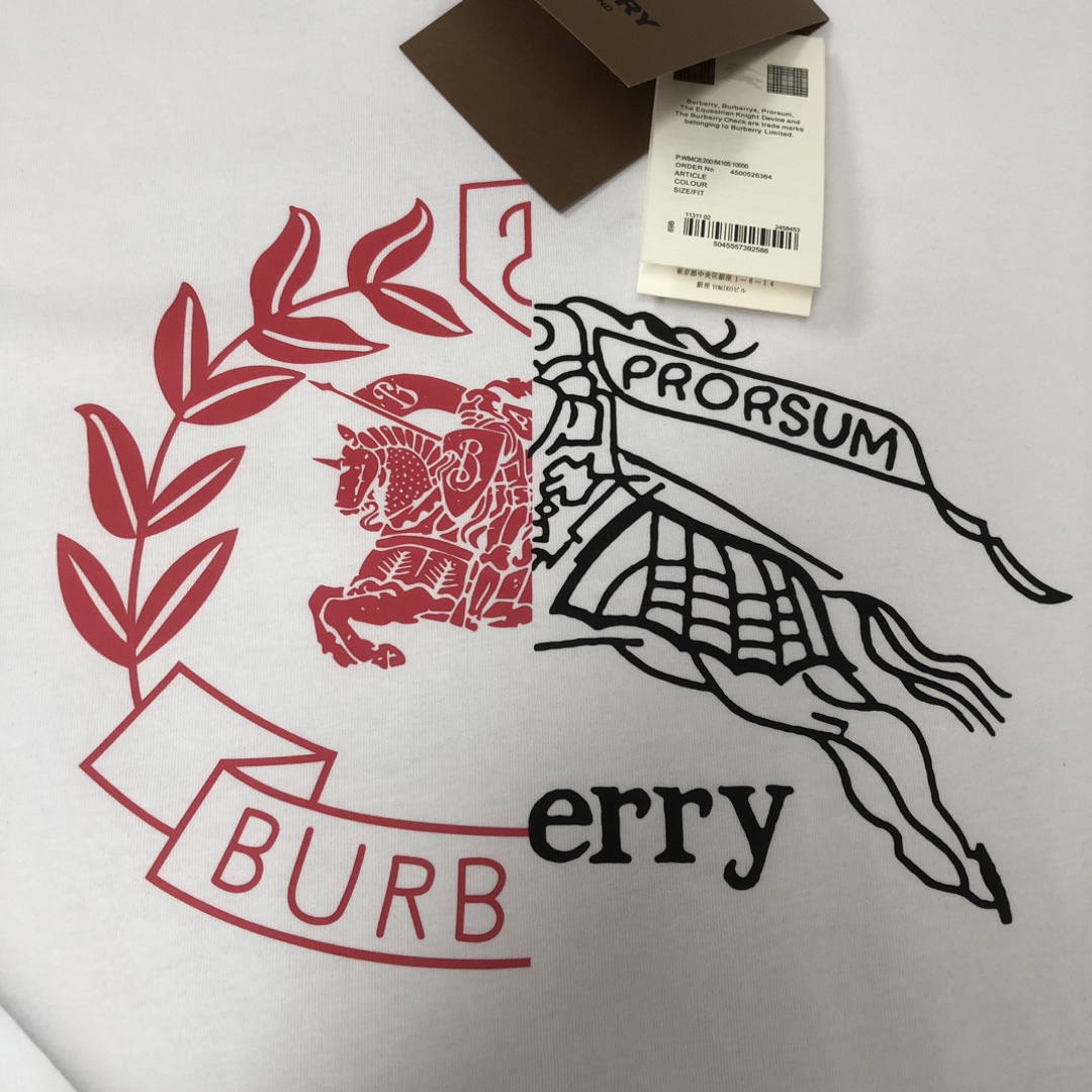 P75 🌟BUR*BERRY 巴宝莉 2025最新款情侣款圆领短袖 情侣T恤～ 春夏新品 高品质 🔥🔥时尚百搭潮款 定制进口面料 ！穿着舒适 透气 时尚不失个性 上身休闲随性 帅气有型 彰显大牌气质。三标齐全！！ 颜色：黑色 白色 尺码：M-XXXL