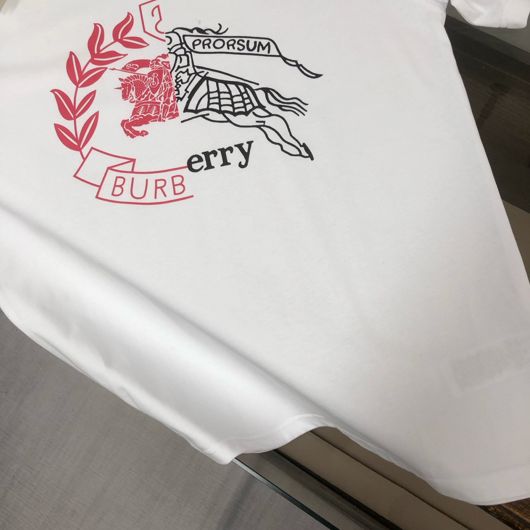 P75 🌟BUR*BERRY 巴宝莉 2025最新款情侣款圆领短袖 情侣T恤～ 春夏新品 高品质 🔥🔥时尚百搭潮款 定制进口面料 ！穿着舒适 透气 时尚不失个性 上身休闲随性 帅气有型 彰显大牌气质。三标齐全！！ 颜色：黑色 白色 尺码：M-XXXL