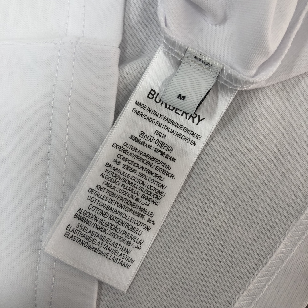 P75 🌟BUR*BERRY 巴宝莉 2025最新款情侣款圆领短袖 情侣T恤～ 春夏新品 高品质 🔥🔥时尚百搭潮款 定制进口面料 ！穿着舒适 透气 时尚不失个性 上身休闲随性 帅气有型 彰显大牌气质。三标齐全！！ 颜色：黑色 白色 尺码：M-XXXL