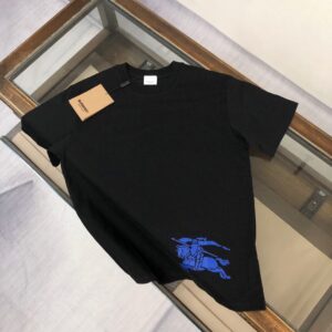 P75 Bur*berry 巴宝莉 26SS最新款战马骑士系列情侣款短袖T恤～品牌logo重工艺设计～面料上身舒适透气，不僵硬，修身的剪裁，采用高定定制纯棉面料！上身舒适有型，内搭单穿都完全没问题，时尚潮人必备！！！ 颜色：黑色 白色 码数：M-XXXL