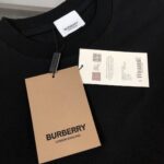 P75 Bur*berry 巴宝莉 26SS最新款战马骑士系列情侣款短袖T恤～品牌logo重工艺设计～面料上身舒适透气，不僵硬，修身的剪裁，采用高定定制纯棉面料！上身舒适有型，内搭单穿都完全没问题，时尚潮人必备！！！ 颜色：黑色 白色 码数：M-XXXL