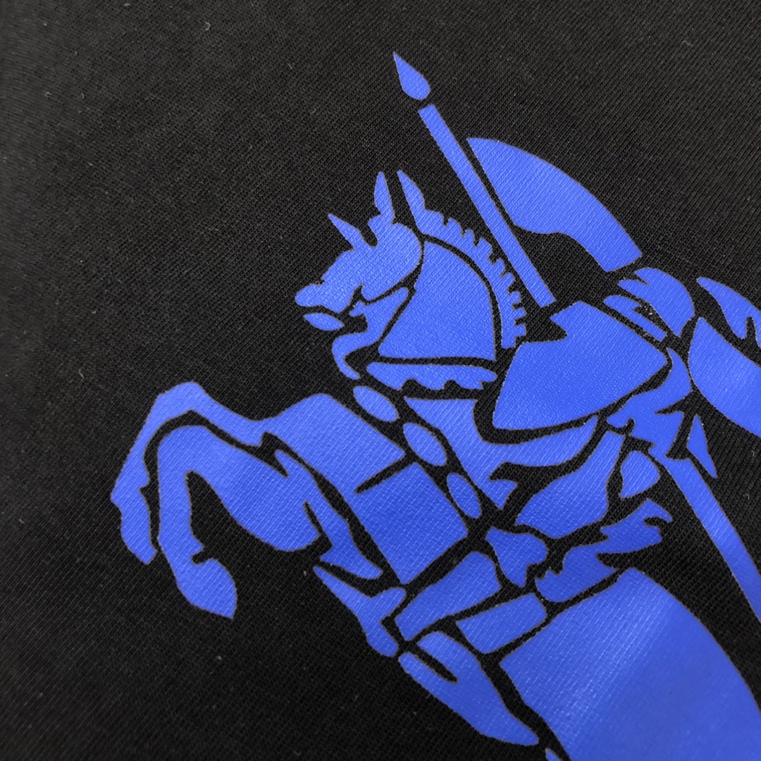 P75 Bur*berry 巴宝莉 26SS最新款战马骑士系列情侣款短袖T恤～品牌logo重工艺设计～面料上身舒适透气，不僵硬，修身的剪裁，采用高定定制纯棉面料！上身舒适有型，内搭单穿都完全没问题，时尚潮人必备！！！ 颜色：黑色 白色 码数：M-XXXL