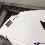 P75 Bur*berry 巴宝莉 26SS最新款战马骑士系列情侣款短袖T恤～品牌logo重工艺设计～面料上身舒适透气，不僵硬，修身的剪裁，采用高定定制纯棉面料！上身舒适有型，内搭单穿都完全没问题，时尚潮人必备！！！ 颜色：黑色 白色 码数：M-XXXL