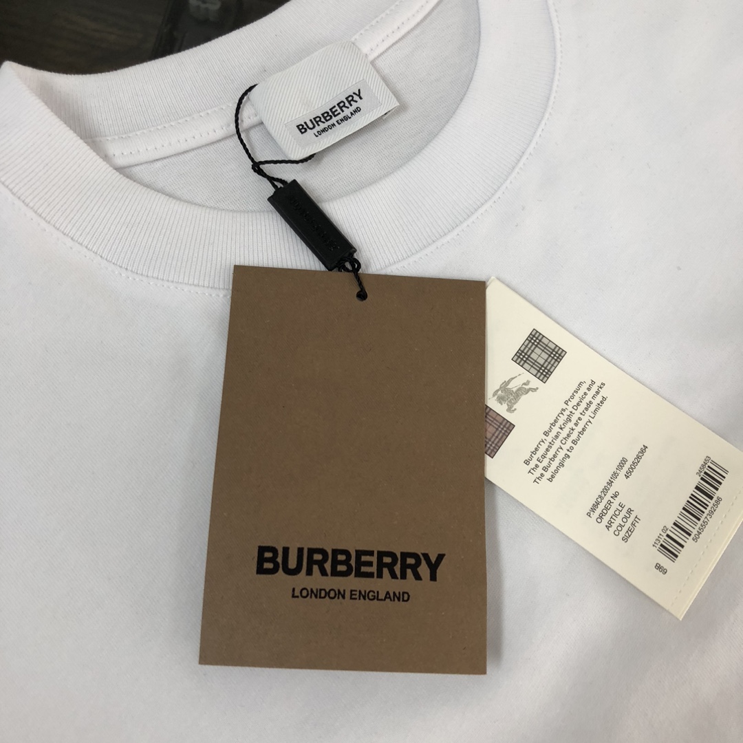 P75 Bur*berry 巴宝莉 26SS最新款战马骑士系列情侣款短袖T恤～品牌logo重工艺设计～面料上身舒适透气，不僵硬，修身的剪裁，采用高定定制纯棉面料！上身舒适有型，内搭单穿都完全没问题，时尚潮人必备！！！ 颜色：黑色 白色 码数：M-XXXL