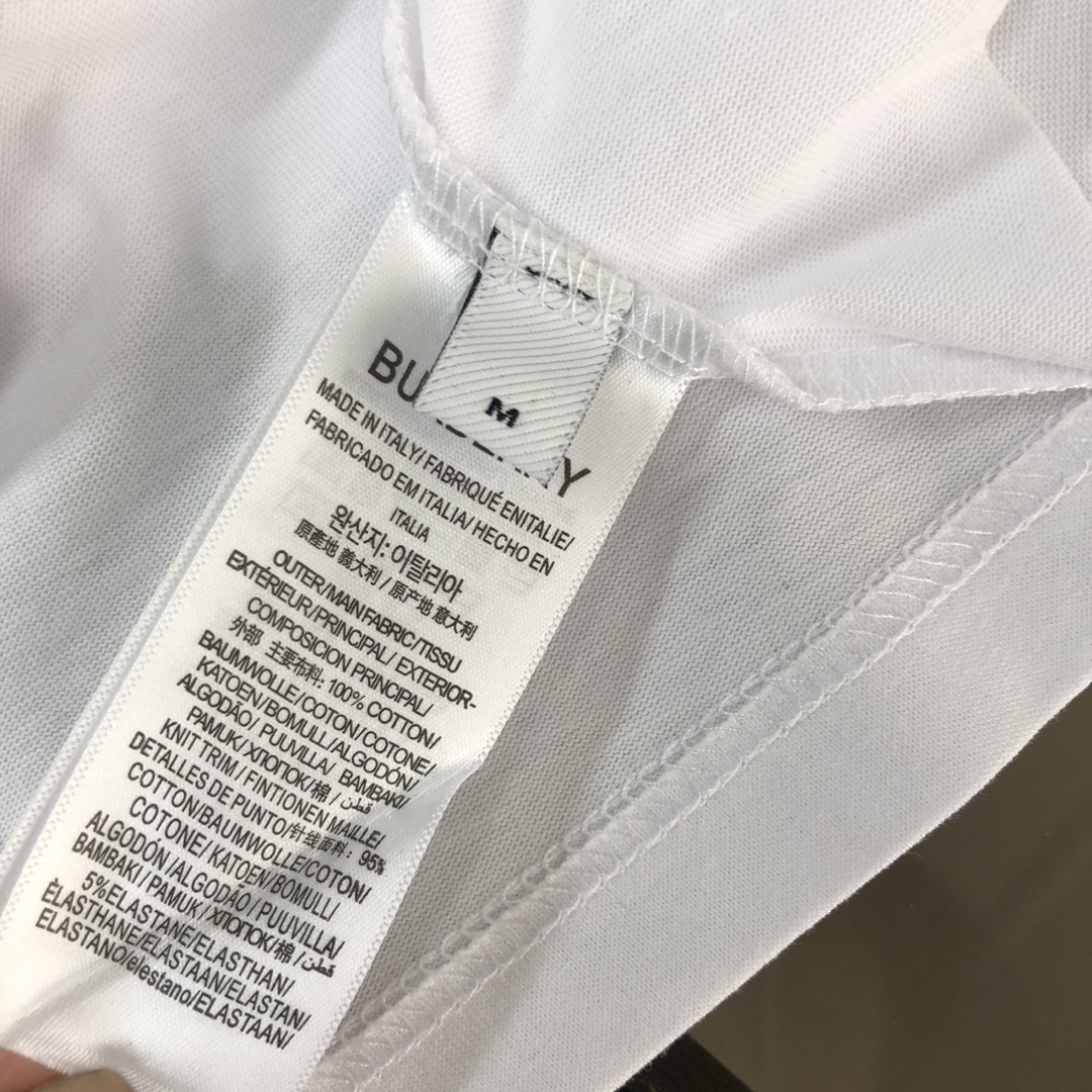 P75 Bur*berry 巴宝莉 26SS最新款战马骑士系列情侣款短袖T恤～品牌logo重工艺设计～面料上身舒适透气，不僵硬，修身的剪裁，采用高定定制纯棉面料！上身舒适有型，内搭单穿都完全没问题，时尚潮人必备！！！ 颜色：黑色 白色 码数：M-XXXL