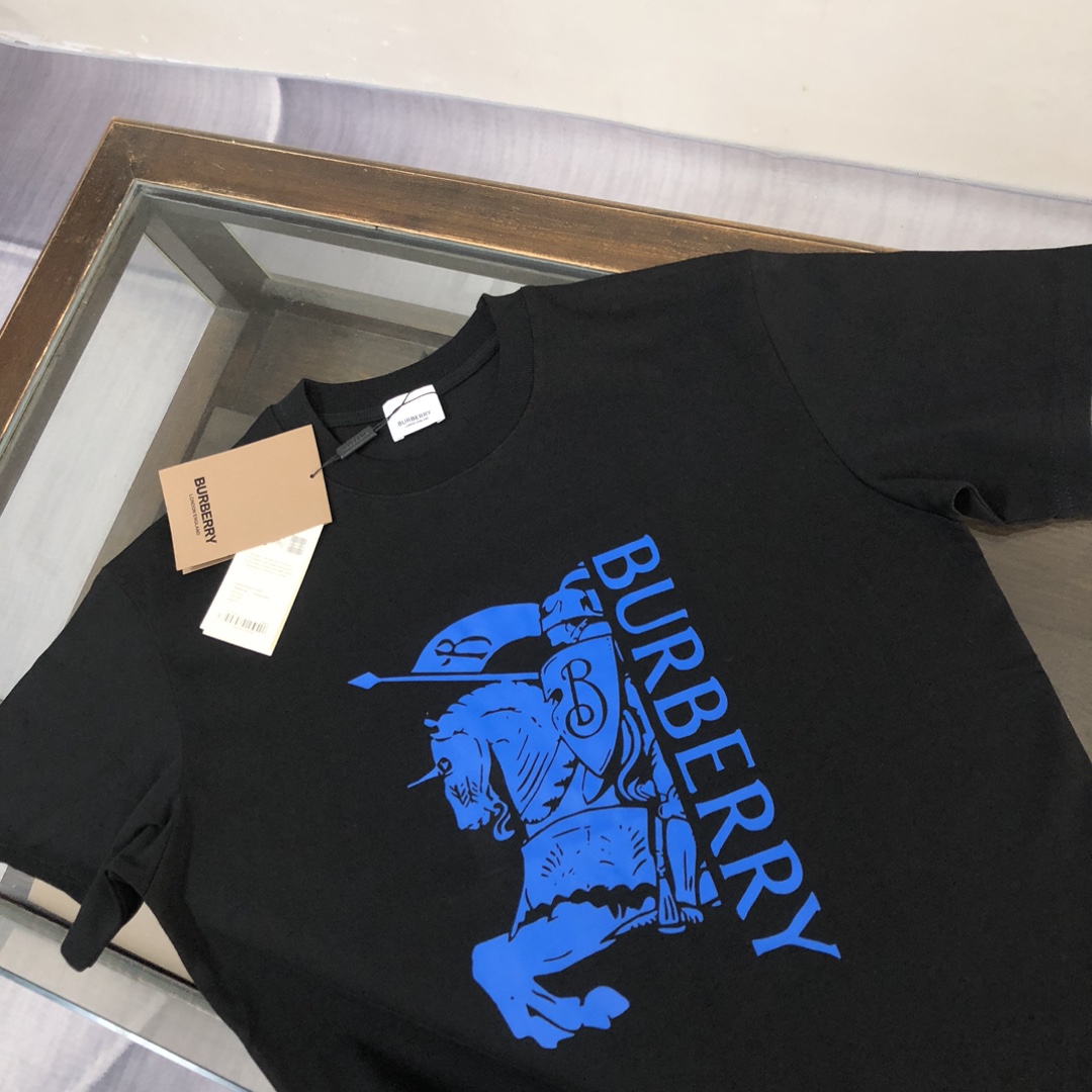 P75 Bur*berry 巴宝莉 26SS最新款战马骑士系列情侣款短袖T恤～品牌logo重工艺设计～面料上身舒适透气，不僵硬，修身的剪裁，采用高定定制纯棉面料！上身舒适有型，内搭单穿都完全没问题，时尚潮人必备！！！ 颜色：黑色 白色 码数M-XXXL