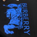 P75 Bur*berry 巴宝莉 26SS最新款战马骑士系列情侣款短袖T恤～品牌logo重工艺设计～面料上身舒适透气，不僵硬，修身的剪裁，采用高定定制纯棉面料！上身舒适有型，内搭单穿都完全没问题，时尚潮人必备！！！ 颜色：黑色 白色 码数M-XXXL