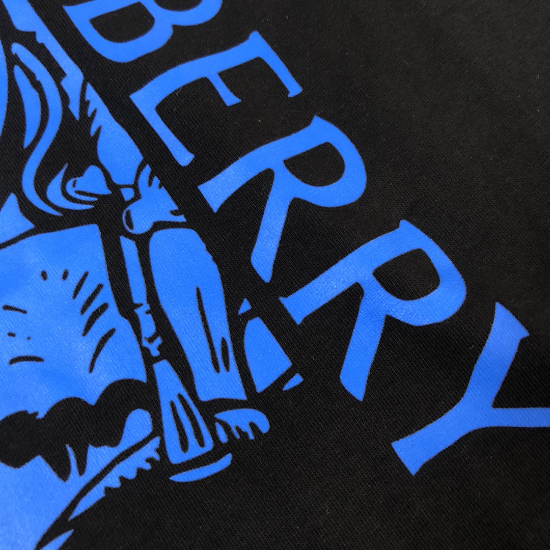 P75 Bur*berry 巴宝莉 26SS最新款战马骑士系列情侣款短袖T恤～品牌logo重工艺设计～面料上身舒适透气，不僵硬，修身的剪裁，采用高定定制纯棉面料！上身舒适有型，内搭单穿都完全没问题，时尚潮人必备！！！ 颜色：黑色 白色 码数M-XXXL