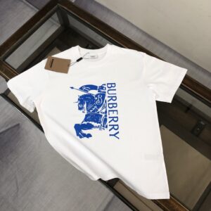 P75 Bur*berry 巴宝莉 26SS最新款战马骑士系列情侣款短袖T恤～品牌logo重工艺设计～面料上身舒适透气，不僵硬，修身的剪裁，采用高定定制纯棉面料！上身舒适有型，内搭单穿都完全没问题，时尚潮人必备！！！ 颜色：黑色 白色 码数：M-XXXL
