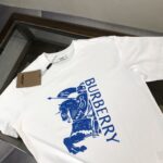 P75 Bur*berry 巴宝莉 26SS最新款战马骑士系列情侣款短袖T恤～品牌logo重工艺设计～面料上身舒适透气，不僵硬，修身的剪裁，采用高定定制纯棉面料！上身舒适有型，内搭单穿都完全没问题，时尚潮人必备！！！ 颜色：黑色 白色 码数：M-XXXL