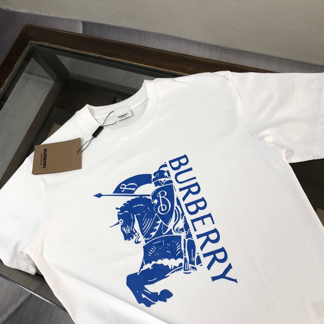 P75 Bur*berry 巴宝莉 26SS最新款战马骑士系列情侣款短袖T恤～品牌logo重工艺设计～面料上身舒适透气，不僵硬，修身的剪裁，采用高定定制纯棉面料！上身舒适有型，内搭单穿都完全没问题，时尚潮人必备！！！ 颜色：黑色 白色 码数：M-XXXL