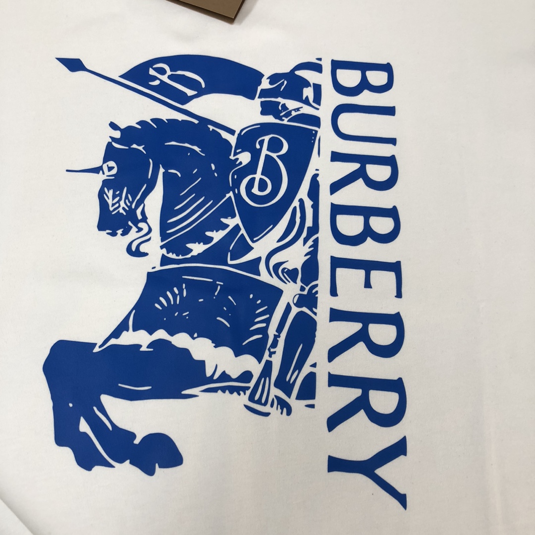 P75 Bur*berry 巴宝莉 26SS最新款战马骑士系列情侣款短袖T恤～品牌logo重工艺设计～面料上身舒适透气，不僵硬，修身的剪裁，采用高定定制纯棉面料！上身舒适有型，内搭单穿都完全没问题，时尚潮人必备！！！ 颜色：黑色 白色 码数：M-XXXL