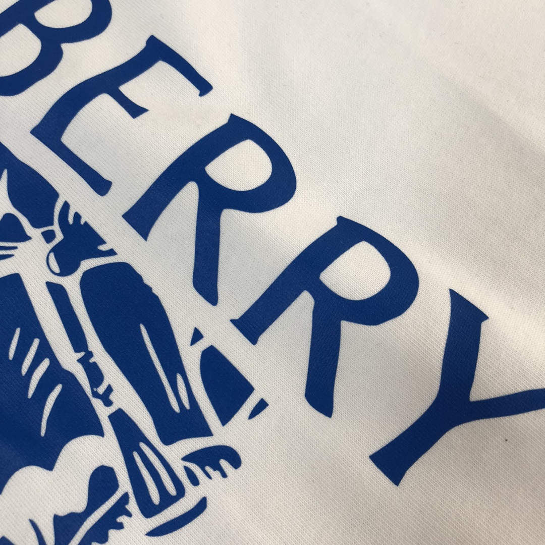 P75 Bur*berry 巴宝莉 26SS最新款战马骑士系列情侣款短袖T恤～品牌logo重工艺设计～面料上身舒适透气，不僵硬，修身的剪裁，采用高定定制纯棉面料！上身舒适有型，内搭单穿都完全没问题，时尚潮人必备！！！ 颜色：黑色 白色 码数：M-XXXL