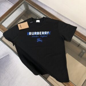 P75 BUR*BERRY 巴宝莉 26SS最新款情侣款短袖T恤～重影字母logo印花设计～面料上身舒适透气，不僵硬，修身的剪裁，采用高定定制纯棉面料！上身舒适有型，内搭单穿都完全没问题，时尚潮人必备！！！ 颜色：黑色 白色 码数：M-XXXL